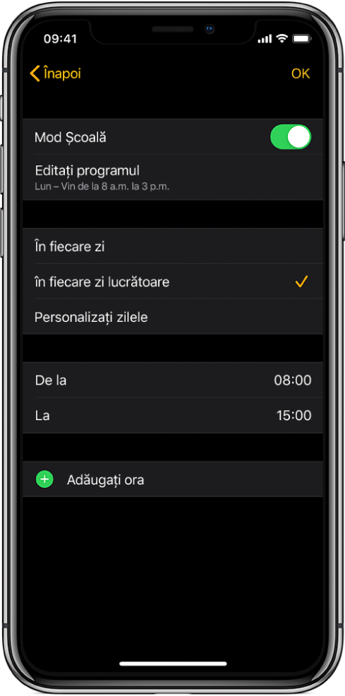iPhone prezentând ecranul Mod Școală. Un comutator Mod Școală se află în partea de sus, iar dedesubt, butonul Editați programul. Opțiunile În fiecare zi, În fiecare zi lucrătoare și Personalizați zilele apar dedesubt, iar opțiunea În fiecare zi lucrătoare este selectată. Opțiunile pentru ore De la și La se află în mijlocul ecranului, iar butonul Adăugați ora se află în apropierea părții de jos.