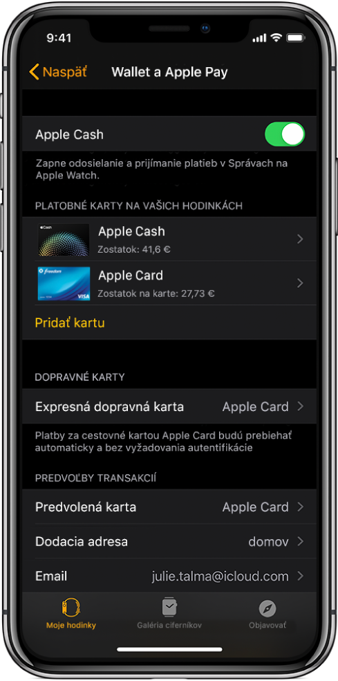 Obrazovka Wallet a Apple Pay v apke Apple Watch na iPhone. Obrazovka zobrazuje karty pridané do Apple Watch, karty, ktoré ste sa rozhodli používať pri expresnom cestovaní, ako aj predvolené nastavenia transakcie.