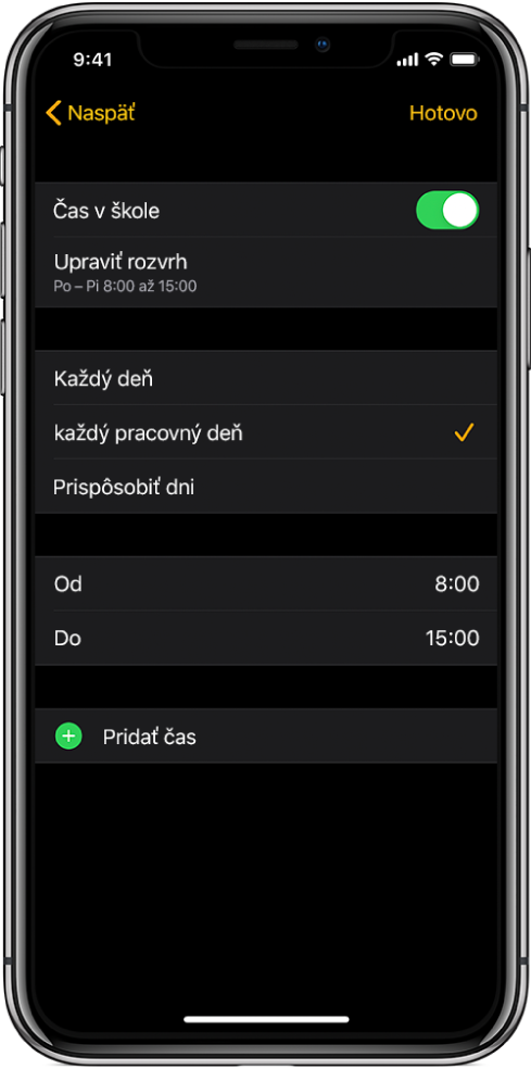 iPhone s obrazovkou Čas v škole. V hornej časti sa nachádza prepínač Čas v škole, pod ktorým je časť Upraviť rozvrh. Nižšie sa nachádzajú možnosti Každý deň, Každý pracovný deň a Prispôsobiť dni, pričom vybratá je možnosť Každý pracovný deň. V strede obrazovky sú polia Od a Do a v dolnej časti je tlačidlo Pridať čas.