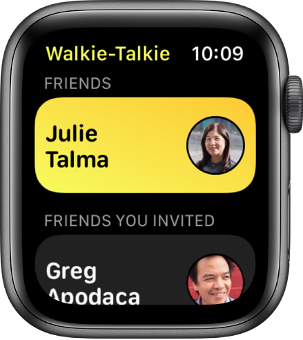 Zaslon aplikacije Walkie-Talkie (Voki-toki) pri vrhu prikazuje stik in prijatelja, ki ste ga povabili, na dnu.