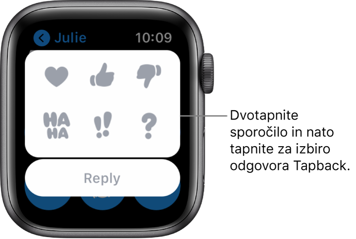 Pogovor v aplikaciji Messages (Sporočila) z možnostmi funkcije Tapback: »srce«, »všeček«, »ni mi všeč«, »ha ha«, »!!« in »?«. Spodaj je gumb Reply (Odgovor).