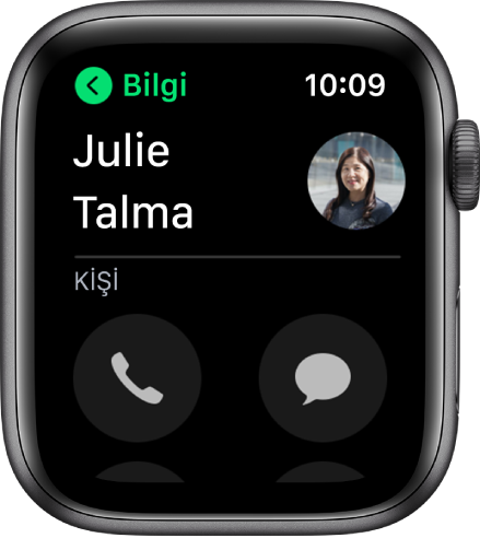 Bir kişiyi ve Arama ile Mesaj düğmelerini gösteren Telefon ekranı.