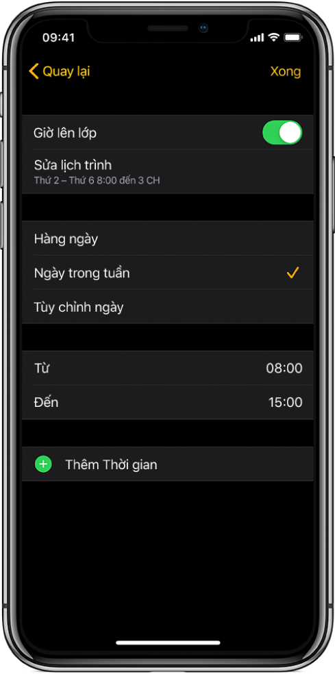 iPhone đang hiển thị màn hình thiết lập Giờ lên lớp. Một công tắc Giờ lên lớp ở trên cùng với Sửa lịch trình ở bên dưới. Các tùy chọn Hàng ngày, Ngày trong tuần và Tùy chỉnh ngày xuất hiện ở bên dưới đó, với Ngày trong tuần được chọn. Các giờ Từ và Đến ở giữa màn hình và một nút Thêm thời gian ở gần dưới cùng.