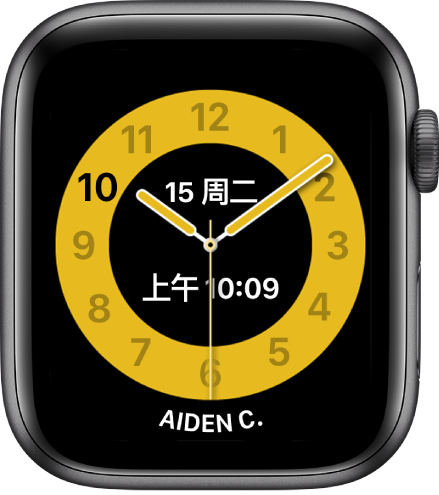 显示模拟时钟的“课堂时间”表盘,靠近中央有日期和数码时间。使用该手表的用户的名字位于底部。
