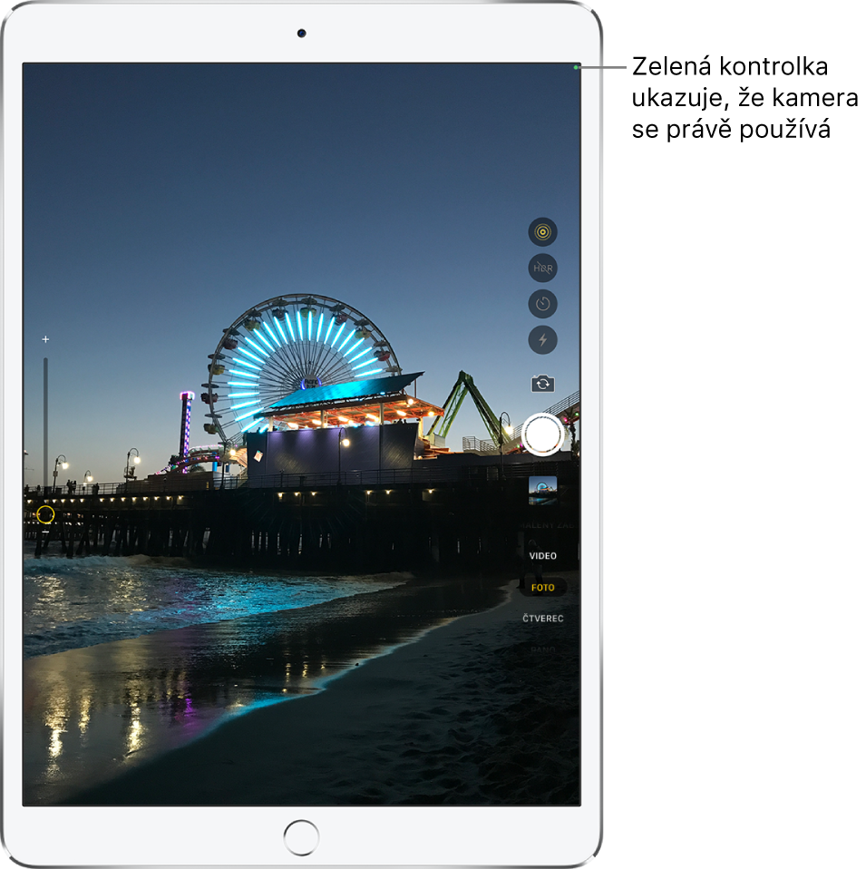 Obrazovka Fotoaparát. Zelený indikátor vpravo nahoře signalizuje, že je fotoaparát právě používán.