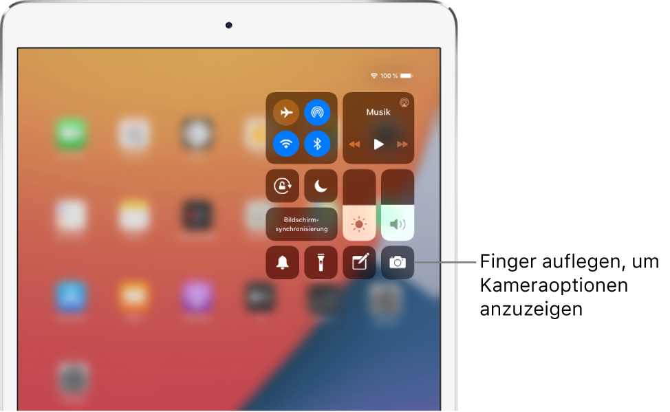 Steuerelemente für den Flugmodus, das Mobilfunknetz, WLAN und Bluetooth in der Gruppe oben links im Kontrollzentrum für iPad-Modelle mit Wi-Fi + Cellular. Ein Hinweis auf die Kamera besagt, dass du einen Finger auf das Kamera-Symbol legen sollst (unten rechts), um weitere Optionen für die Kamera einzublenden.