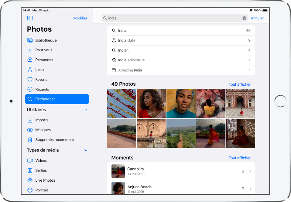 L’app Photos est ouverte en orientation paysage. À gauche de l’écran, la barre latérale affiche les boutons Photos, Pour vous, Albums et Rechercher ; le bouton Rechercher est sélectionné. Un champ de recherche est disponible en haut de l’écran ; un lieu et des dates ont été saisis dans ce champ. Des suggestions de résultats de recherche sont affichées sous le champ de recherche. Une grille de photos obtenues à partir des termes recherchés occupe le milieu de l’écran. Le nombre total de photos issues de la recherche est indiqué en haut à gauche de la grille de photos. En haut à droite de la grille de photos se trouve un bouton Tout afficher.