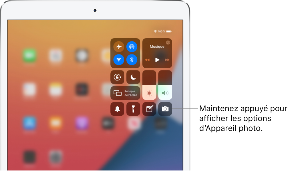 Commandes associées au mode Avion, aux données cellulaires, au Wi-Fi et au Bluetooth dans le groupe en haut à gauche du Centre de contrôle pour les modèles d’iPad Wi-Fi + Cellular. Une légende relative à la commande Appareil photo indique de toucher l’icône Appareil photo (en bas à droite) et de maintenir le doigt dessus pour afficher plus d’options liées à l’appareil photo.