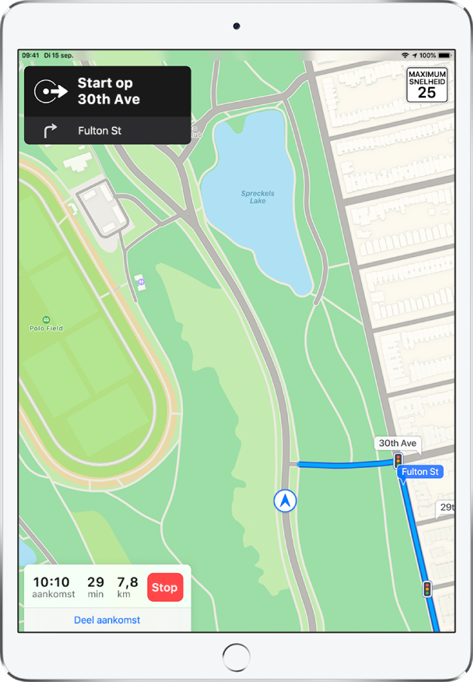 Een kaart met daarop een autoroute, inclusief een instructie om rechtsaf te slaan naar Fulton Street. Onder aan de kaart zie je de aankomsttijd, de reistijd en het totale aantal kilometers links van de knop 'Stop' en boven 'Deel aankomst'.