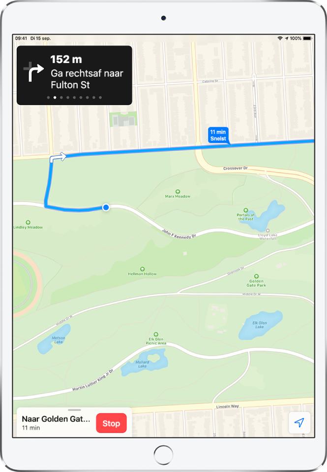 Een kaart met een autoroute. In een balk boven in het scherm zie je een instructie om rechtsaf te slaan naar Fulton Street. Onder in het scherm zie je de knop 'Stop'.