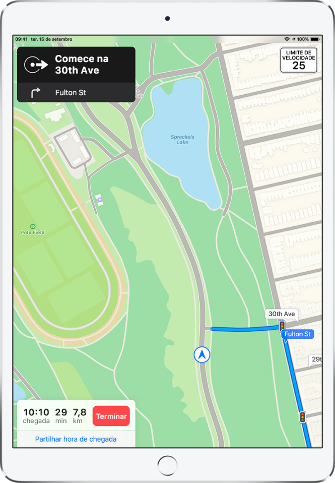 Um mapa a mostrar um itinerário de carro, incluindo uma indicação para virar à direita na Rua Augusta. Na parte inferior do mapa, o tempo de chegada, o tempo de viagem e a quilometragem total aparecem à esquerda do botão Terminar e por cima de “Partilhar hora de chegada”.