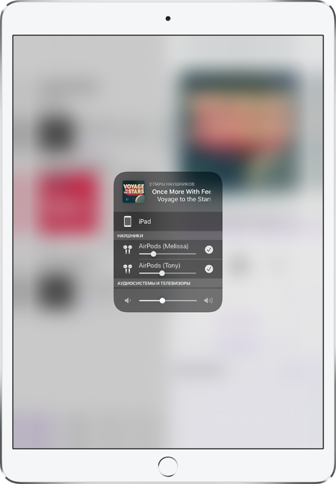 На экране iPad показаны две пары подключенных наушников AirPods.