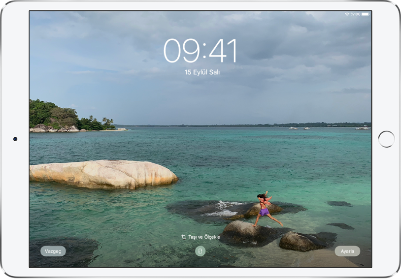 Arka planı fotoğraf arşivindeki bir fotoğraf olan iPad kilitli ekranı.