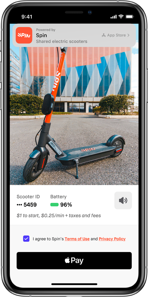 App clip zobrazujúci tlačidlo Apple Pay v spodnej časti obrazovky. V hornej časti obrazovky sa nachádza banner s odkazom na apku v App Store.