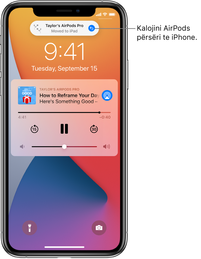 Ekrani Lock Screen me një mesazh në krye që shkruan “Taylor’s AirPods Pro Moved to iPad” dhe një buton për t'i kthyer AirPods përsëri në iPhone.