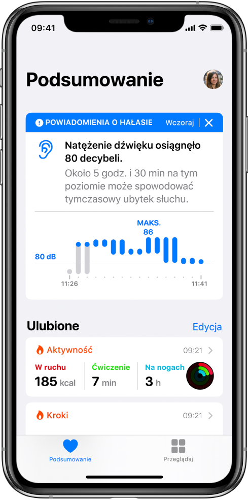 Ekran Podsumowanie. U góry ekranu widoczne jest powiadomienie o hałasie. Poniżej znajdują się podsumowania dwóch ulubionych kategorii: Aktywność oraz Kroki.