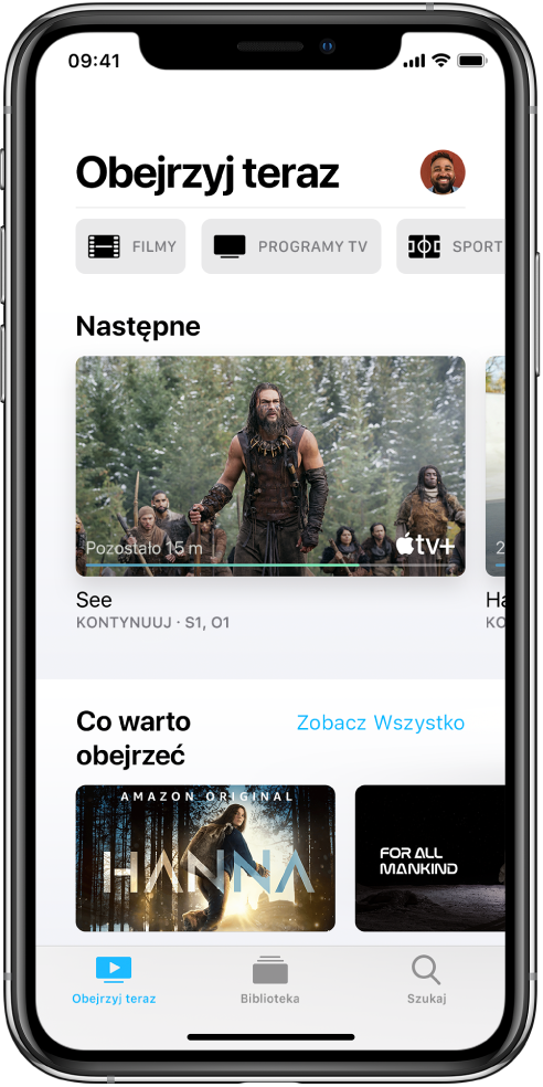 Ekran Obejrzyj teraz zawierający w górnym rzędzie przyciski Filmy, Programy TV oraz Sport. Na środku widoczny jest rząd Następne, a poniżej znajduje się rząd Co warto obejrzeć. Na dole znajdują się (od lewej) następujące karty: Obejrzyj teraz, Biblioteka oraz Szukaj.