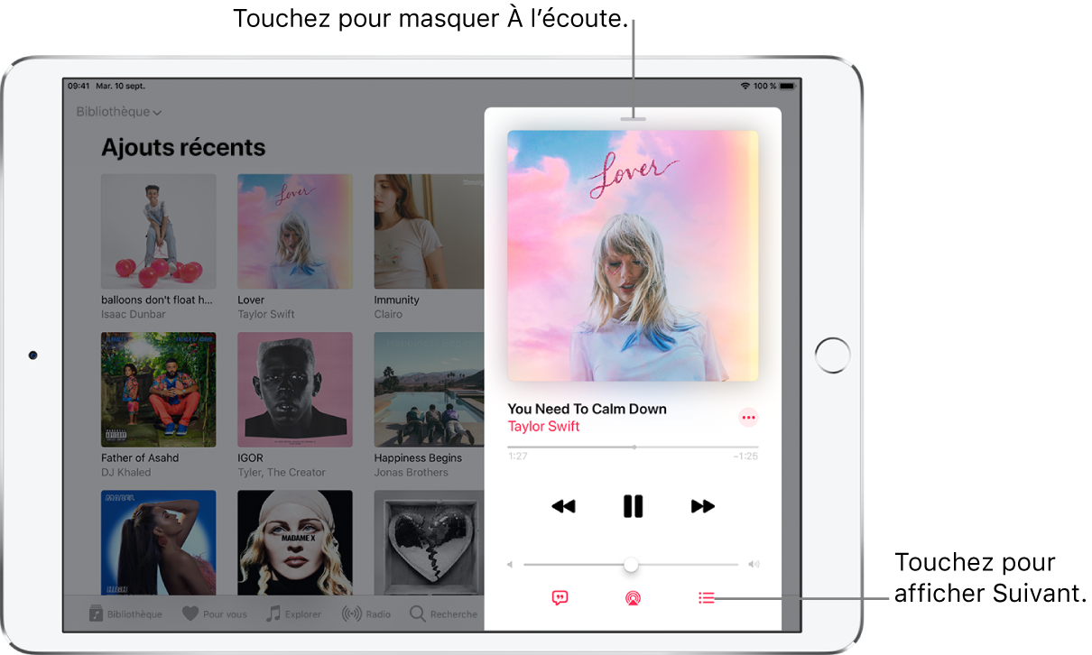 L’écran À l’écoute avec l’illustration de l’album. En dessous se trouvent le titre du morceau, le nom de l’artiste, le bouton Plus, la tête de lecture, les commandes de lecture, le curseur de volume, le bouton Paroles, le bouton « Destination pour la lecture » et le bouton « File d’attente ». Le bouton pour masquer À l’écoute se trouve en haut.
