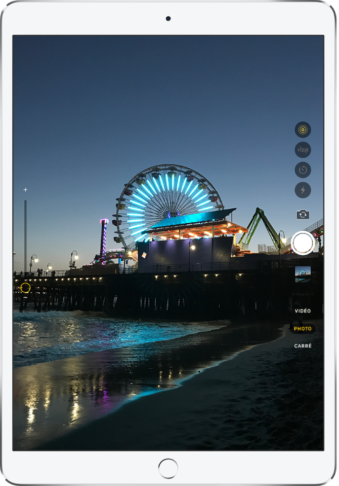 Une image sur l’écran « Appareil photo » prise avec l’iPad Pro. Le bouton de l’obturateur se trouve sur la droite, avec les boutons pour changer de caméra et pour choisir un mode de photo.