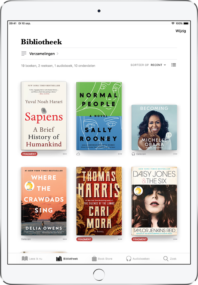 Het scherm 'Bibliotheek' in de Boeken-app. Boven in het scherm staan de knop 'Verzamelingen' en de knop voor sorteeropties. De sorteeroptie 'Recent' is geselecteerd. In het midden van het scherm staan de boekomslagen van boeken in de bibliotheek. Onder in het scherm staan van links naar rechts de tabbladen 'Lees ik nu', 'Bibliotheek', 'Book Store', 'Audioboeken' en 'Zoek'.