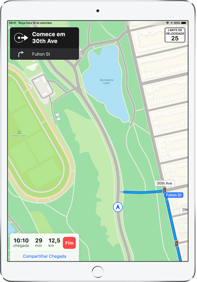 Mapa mostrando uma rota de carro, incluindo uma instrução para virar à direita em Fulton Street. Na parte inferior do mapa, o tempo de chagada, o tempo de viagem e a milhagem total aparecem à esquerda do botão Fim e acima de Compartilhar Chegada.