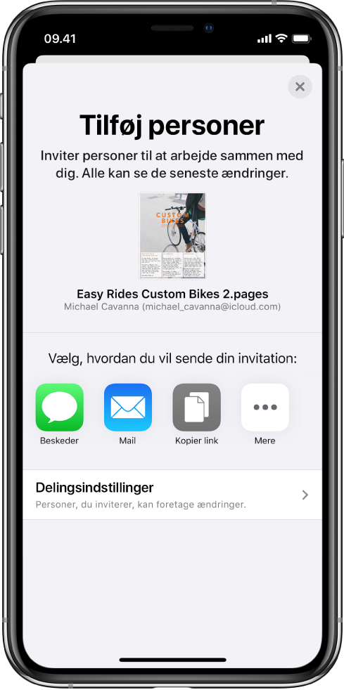 Skærmen Tilføj personer, der viser et billede af det dokument, der skal deles. Derunder er der knapper for forskellige måder at sende invitationen på, herunder Beskeder og Mail, og mulighederne Kopier link og Mere. Nederst findes knappen Delingsindstillinger.