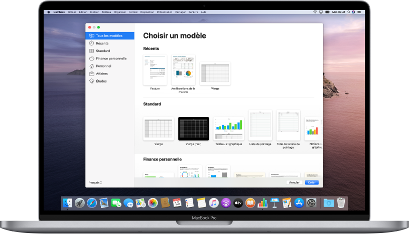 MacBook Pro avec la liste de modèles de Numbers ouverte à l’écran. La catégorie « Tous les modèles » est sélectionnée à gauche et les modèles prédéfinis sont affichés à droite en rangs par catégorie.