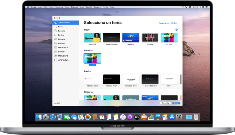 Un MacBook Pro amb el selector de temes del Keynote obert a la pantalla. Hi ha la categoria “Totes les plantilles” seleccionada a l’esquerra i es mostren temes predissenyats en files a la dreta ordenats per categoria. Es mostren els menús desplegables Idioma i Regió a l’angle inferior esquerre i els menús desplegables Estàndard i Panoràmic a l’angle superior dret.