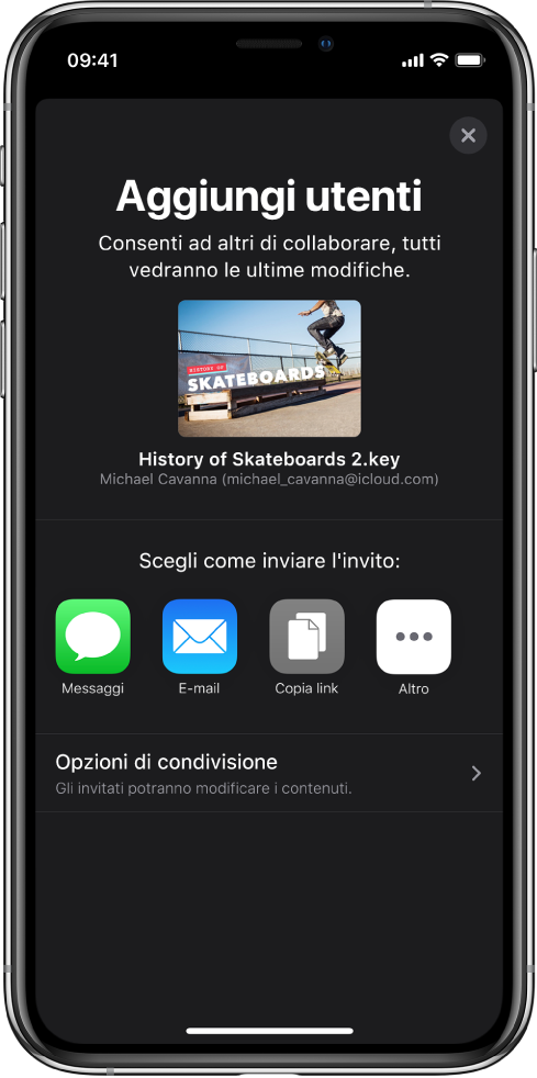 La schermata “Aggiungi persone” che mostra un’immagine della presentazione da condividere. Al di sotto ci sono i pulsanti delle modalità per inviare l’invito, che includono Messaggi, Mail, “Copia link” e Altro. Nella parte inferiore c’è il pulsante “Opzioni di condivisione”.