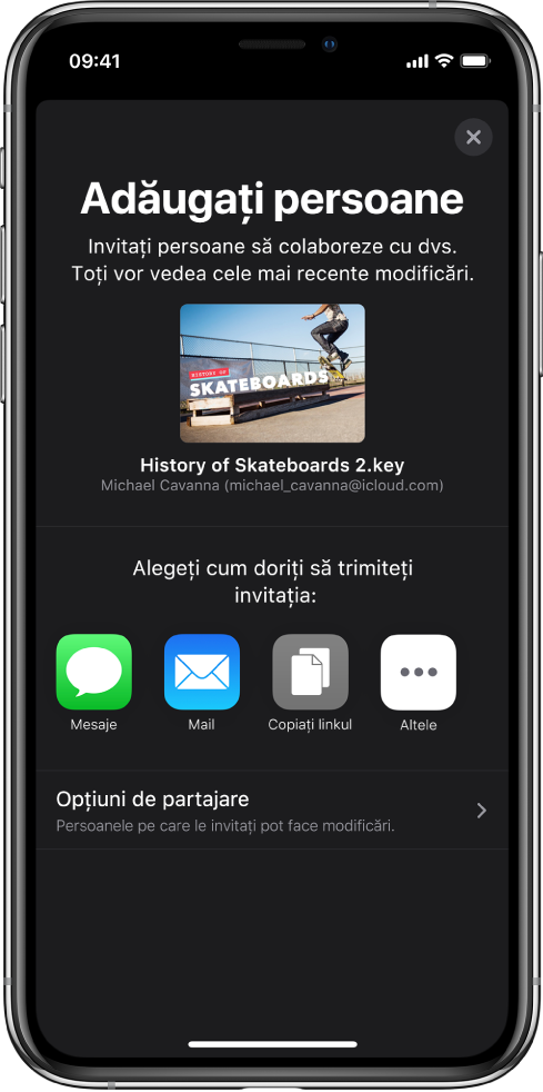 Ecranul de adăugare a persoanelor afișând imaginea prezentării de partajat. Dedesubt se află butoane pentru metodele de trimitere a invitației, inclusiv Mesaje și Mail, Copiați linkul și Altele. În partea de jos se află butonul Opțiuni de partajare.