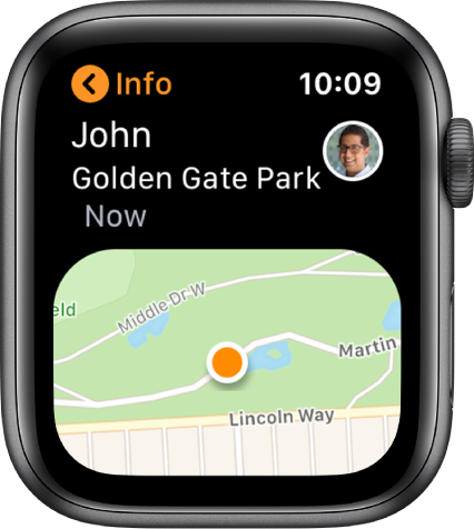 O app Buscar pessoas aberto no Apple Watch. A localização de John é mostrada no Golden Gate Park em São Francisco.