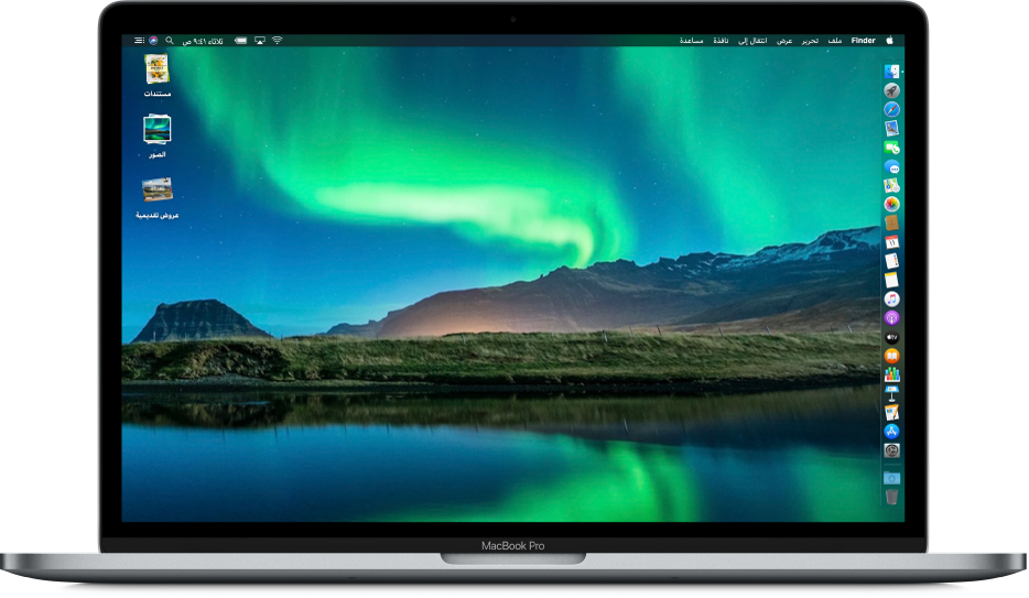 سطح مكتب الـ Mac مع تشغيل النمط الداكن عليه، وصورة سطح مكتب مخصصة، وDock على امتداد الحافة اليمنى من الشاشة، ومكدسات سطح المكتب على امتداد الحافة اليسرى من الشاشة.