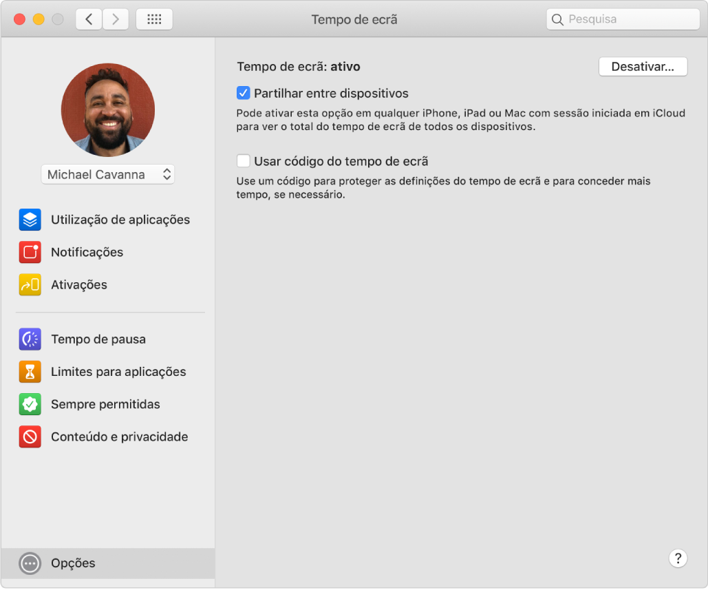 O painel de preferências Opções do tempo de ecrã com o tempo de ecrã desativado. A opção “Partilhar entre dispositivos” está assinalada.