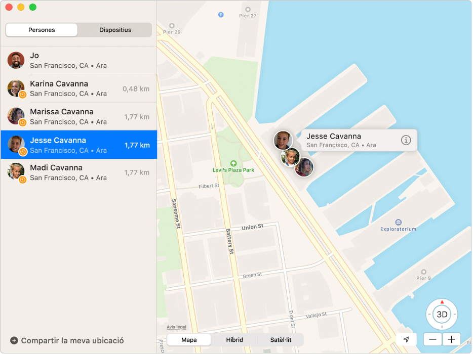 L’app Buscar que mostra una llista dels membres de la família a la barra lateral i les seves ubicacions en un mapa a la dreta.