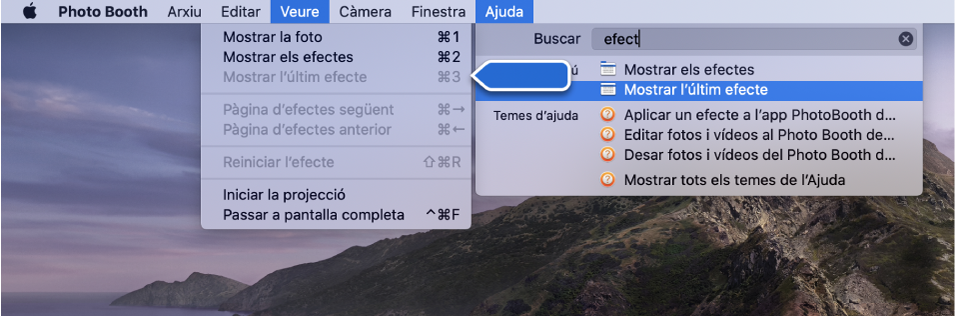 El menú Ajuda Photo Booth, amb un resultat de cerca d’una opció de menú seleccionada i una fletxa que l’assenyala als menús de l’app.