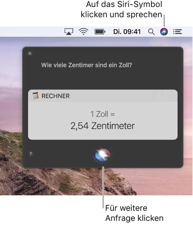 Das Siri-Symbol oben rechts in der Menüleiste auf dem Mac-Schreibtisch und das Siri-Fenster mit der Frage nach der Anzahl der Zentimetern pro Inch und der zugehörigen Antwort (der Umrechnung des Rechners). Klicke auf das Symbol unten in der Mitte des Siri-Fensters, um eine andere Frage zu stellen.