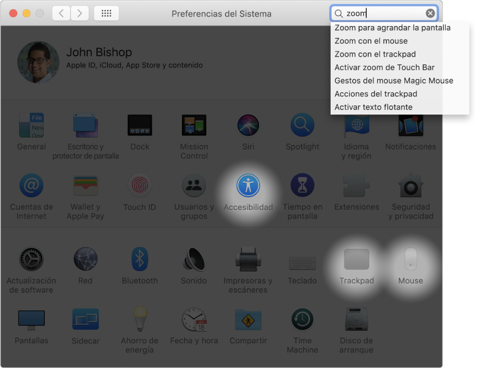 Ventana de Preferencias del Sistema con la palabra “zoom” en el campo de búsqueda, una lista de resultados coincidentes debajo del campo de búsqueda, y tres íconos de preferencias resaltados.
