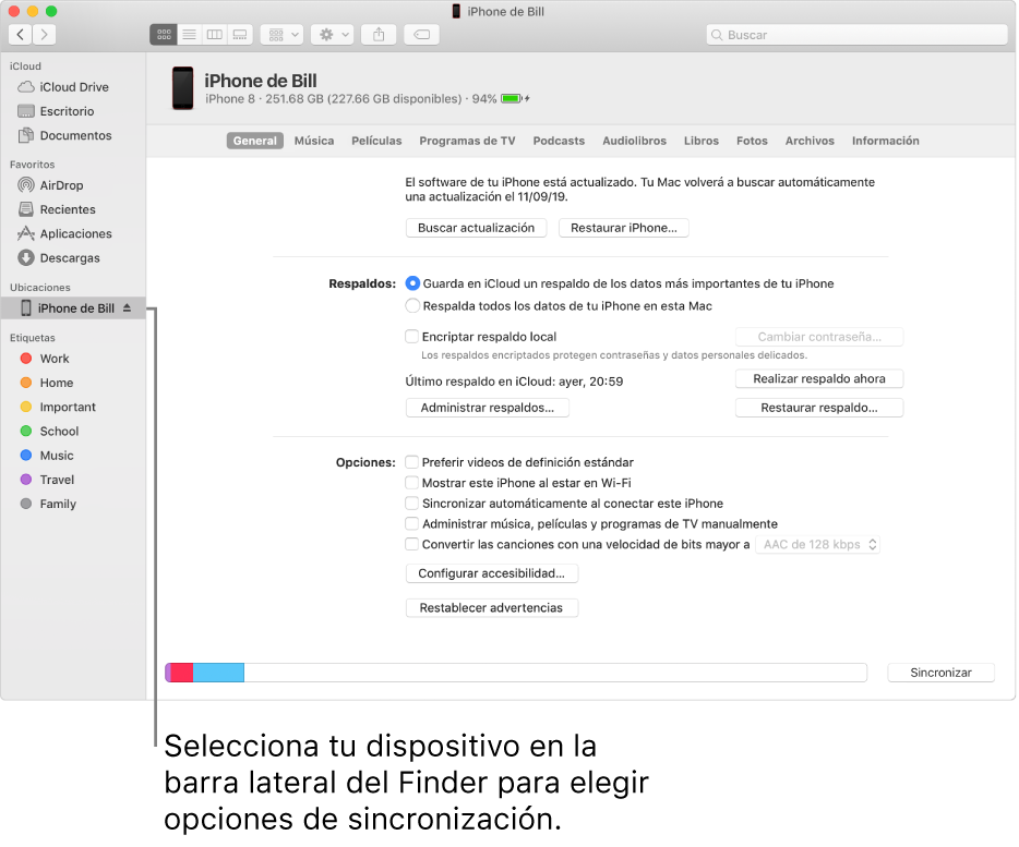 Se selecciona un dispositivo en la barra lateral del Finder y aparecen opciones de sincronización en la ventana.