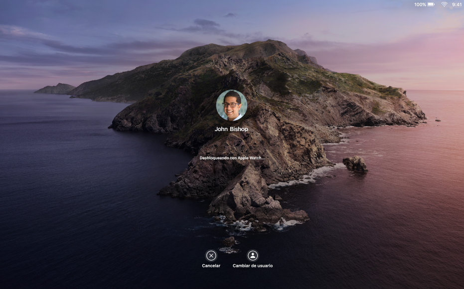 La pantalla de desbloqueo automático con un mensaje en el centro que indica que el Apple Watch está bloqueando la Mac.