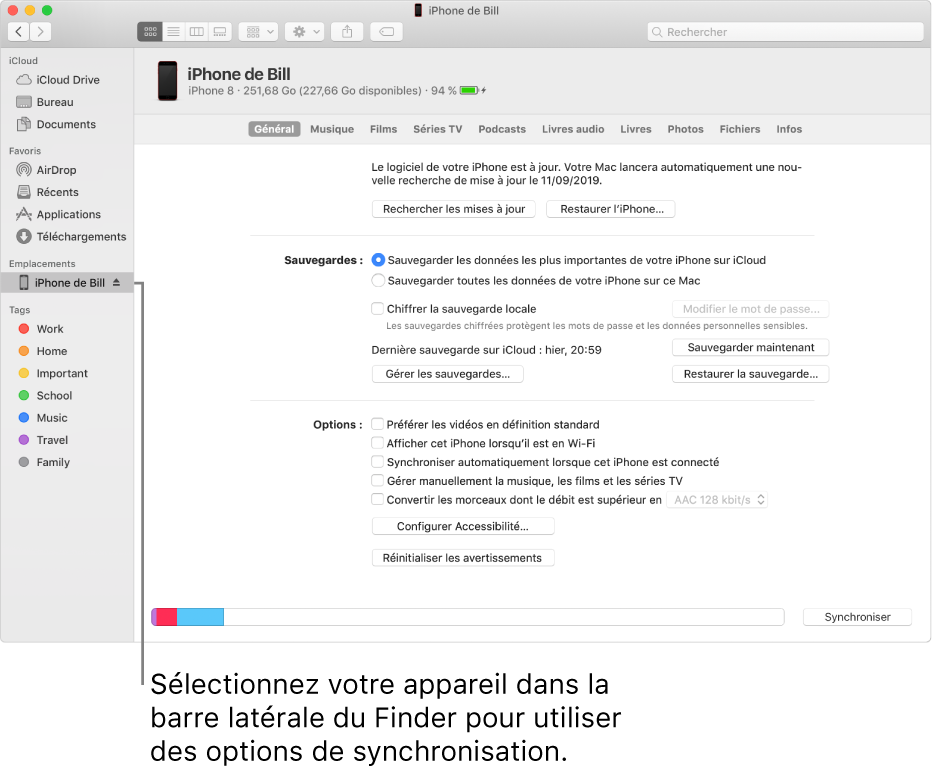 Un appareil sélectionné dans la barre latérale du Finder et les options de synchronisation s’affichant dans la fenêtre.