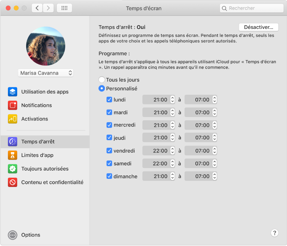 Sous-fenêtre « Temps d’arrêt » de « Temps d’écran » avec « Temps d’arrêt » activé. Un programme de temps d’arrêt personnalisé pour chaque jour de la semaine est configuré.