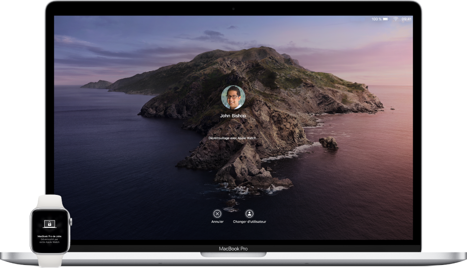 Une Apple Watch affichant une notification concernant le déverrouillage d’un Mac se trouve en regard du Mac déverrouillé.