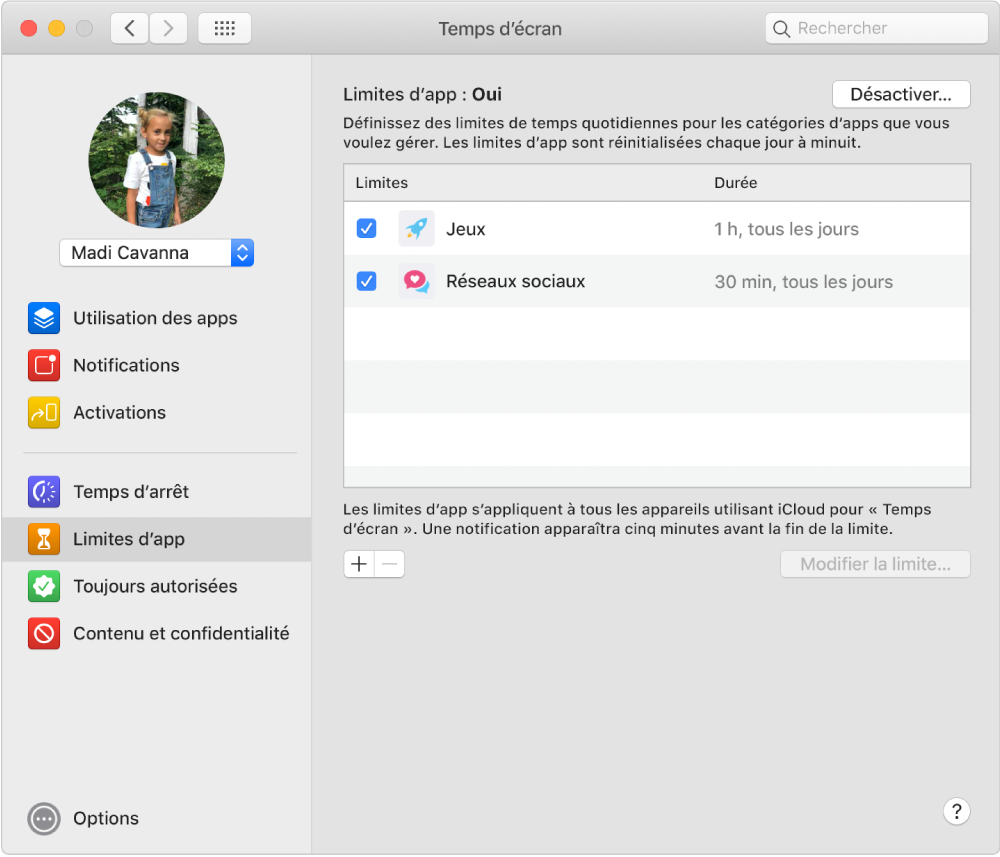La sous-fenêtre « Limites d’app » dans « Temps d’écran » avec « Limites d’app » activé. Des horaires sont configurés pour deux catégories d’apps.