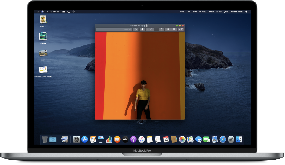 מכתבת Mac עם חלון ״הצצה מהירה” פתוח וערימות לאורך הקצה השמאלי של המסך.