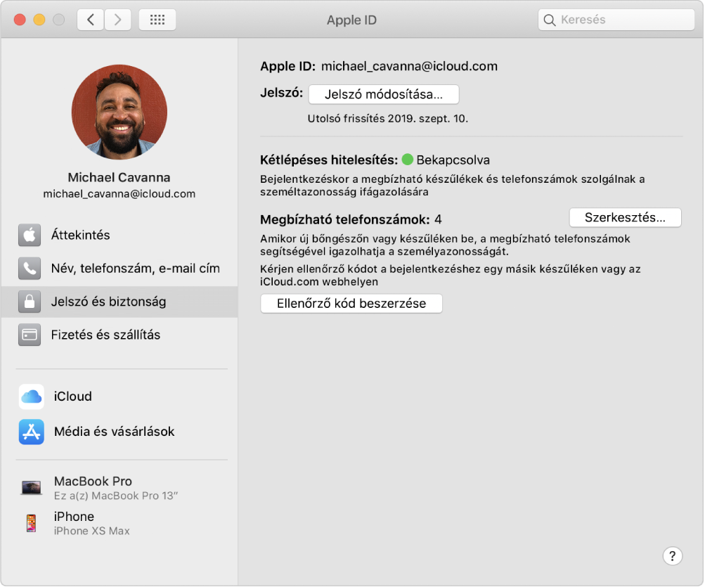 Apple ID beállítások, amelyek oldalsávján a különböző típusú fiókbeállítások és a meglévő fiók Jelszó és biztonság beállításai láthatók.
