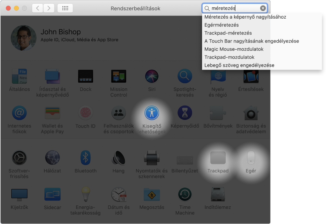 A Rendszerbeállítások ablak a „nagyítás” ikont megjelenítve a keresőmezőben, az egyező találatok listája a keresőmező alatt és három kiemelt beállításikon.