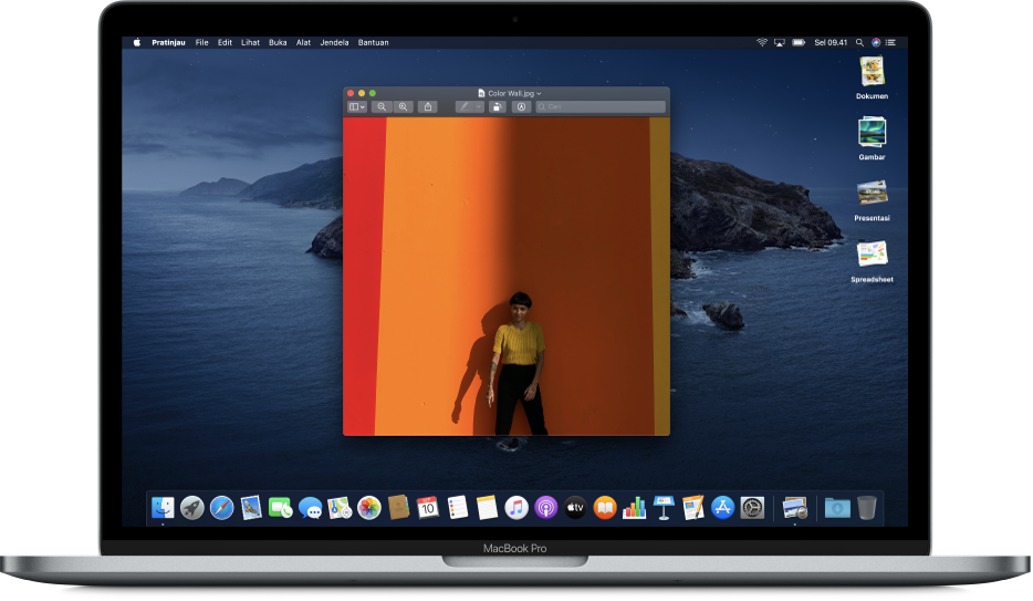 Desktop Mac dengan jendela Lihat Cepat dibuka dan tumpukan desktop di sepanjang tepi kanan layar.