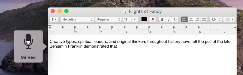 Het feedbackvenster naast gedicteerde tekst in een document van Teksteditor.