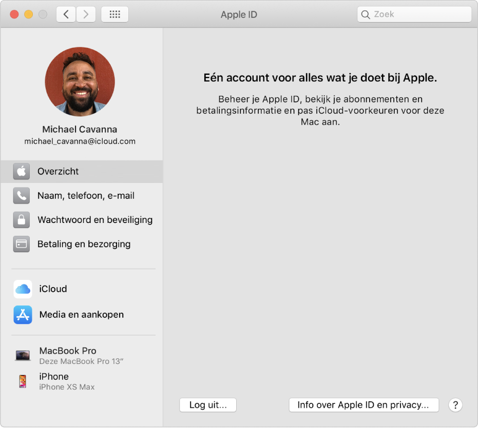 Het paneel 'Apple ID' in Systeemvoorkeuren, met een navigatiekolom met daarin verschillende typen accountopties die je kunt gebruiken, en het voorkeurenpaneel 'Overzicht' met een knop 'Log uit'.