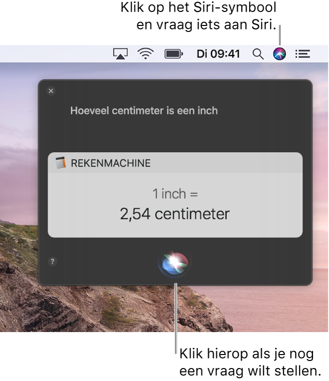 Het gedeelte rechtsboven van het bureaublad van de Mac, met het Siri-symbool in de menubalk en het Siri-venster met de vraag "Hoeveel centimeter is een inch" en het bijbehorende antwoord (omgerekend in Rekenmachine). Klik op het symbool middenonder in het Siri-venster om nog een vraag te stellen.